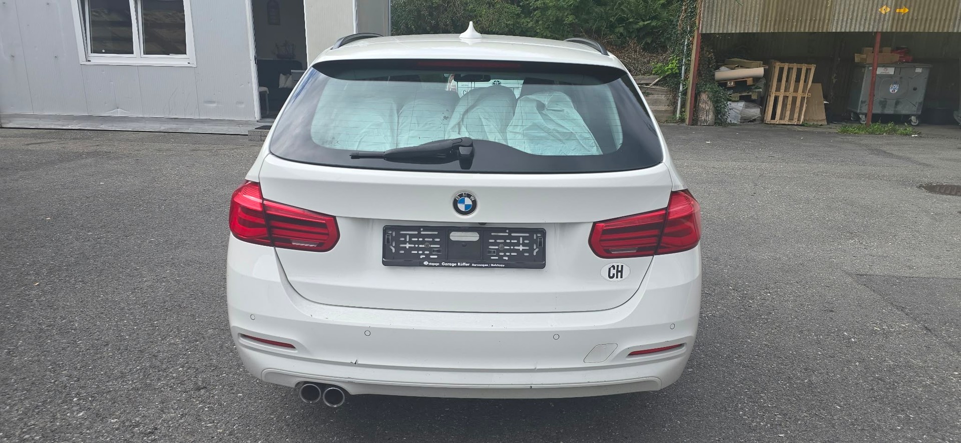 BMW 320d xDrive Touring Luxury Line Steptronic-image-5
