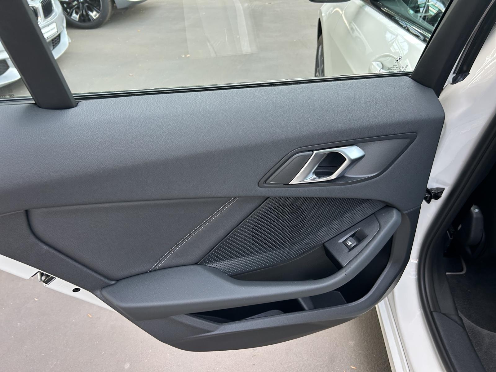 BMW 120i-image-15