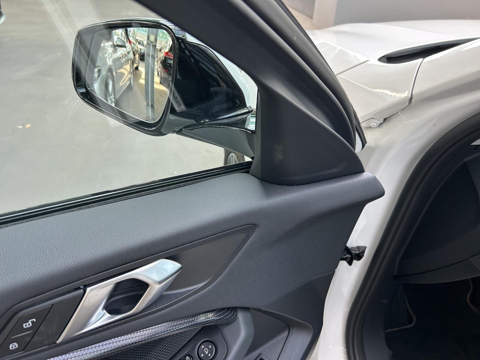 BMW 120i-image-13