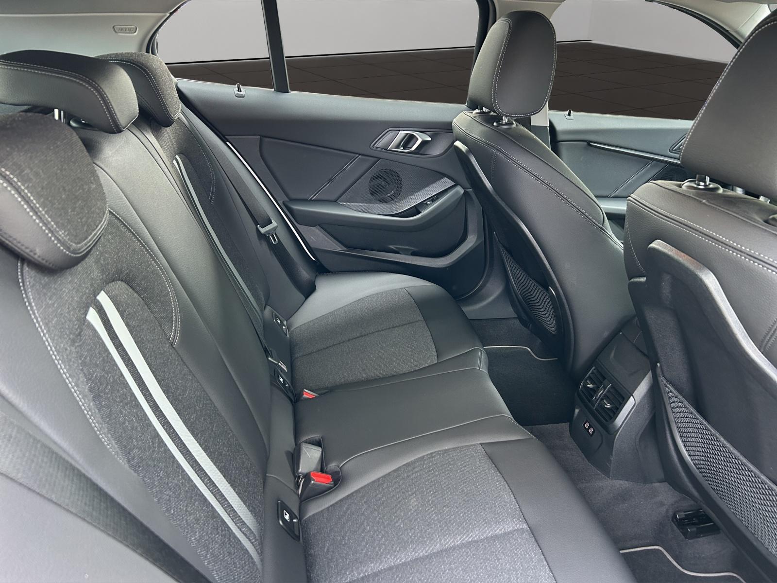 BMW 120i-image-22
