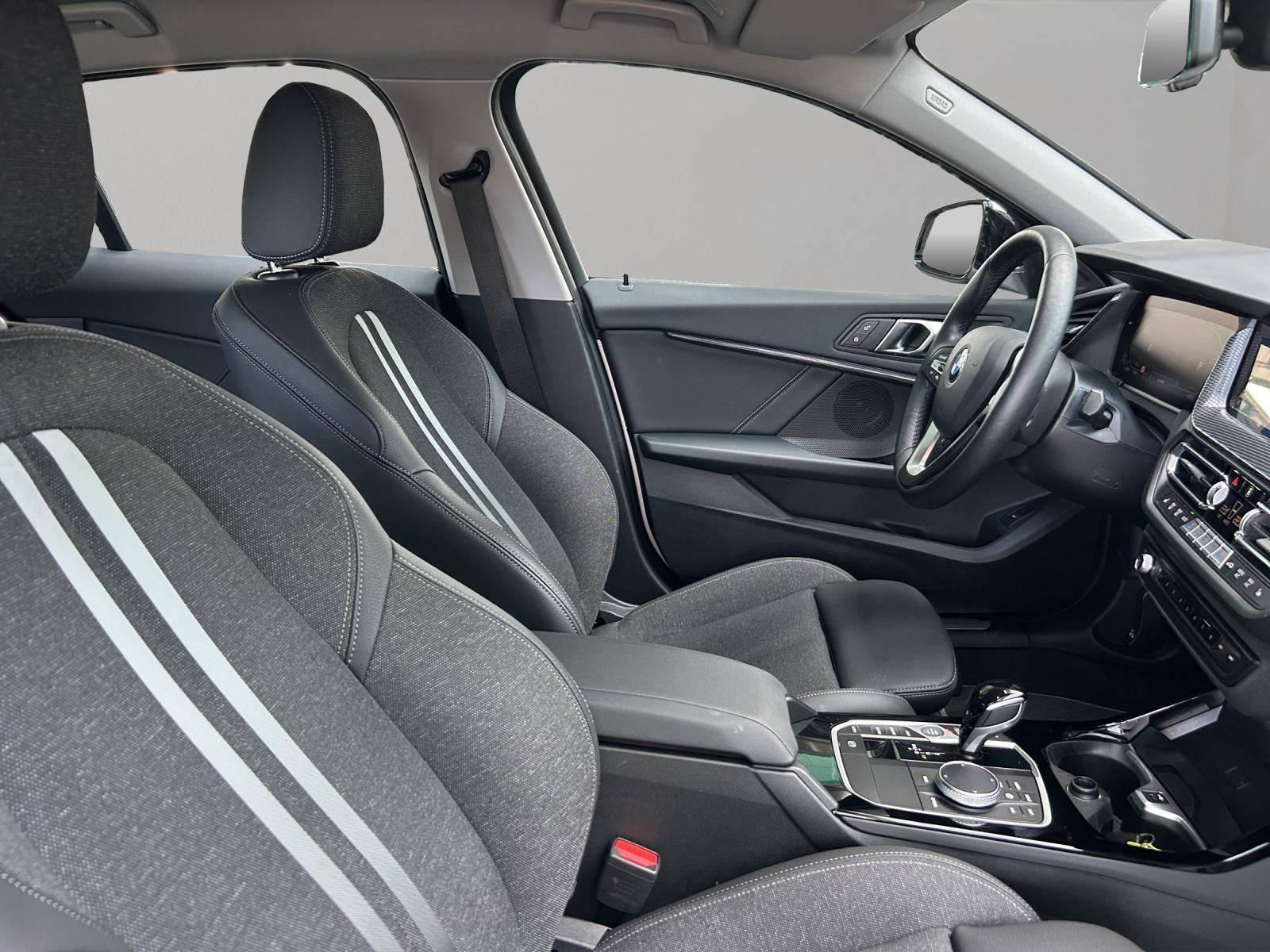 BMW 120i-image-11