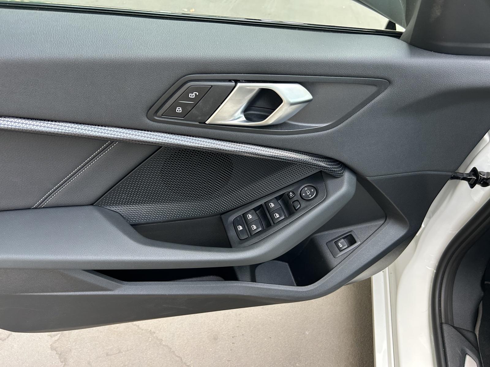 BMW 120i-image-14