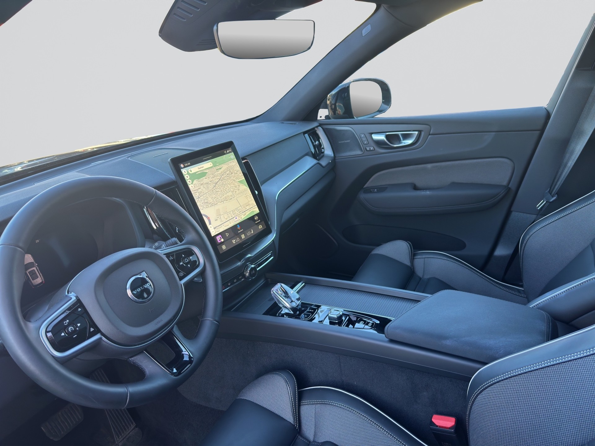 VOLVO XC60 B5 Benzin Mild Hybrid AWD Plus Black Edition-image-2