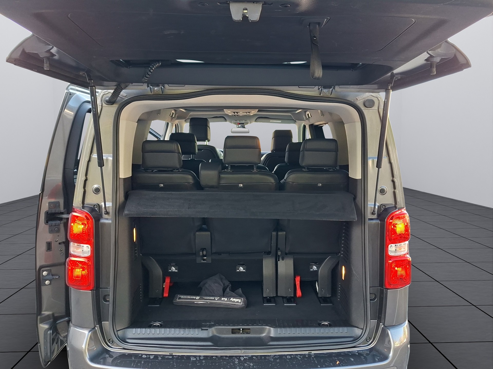 PEUGEOT Traveller 2.0 BlueHDi Business VIP Standard EAT-image-16