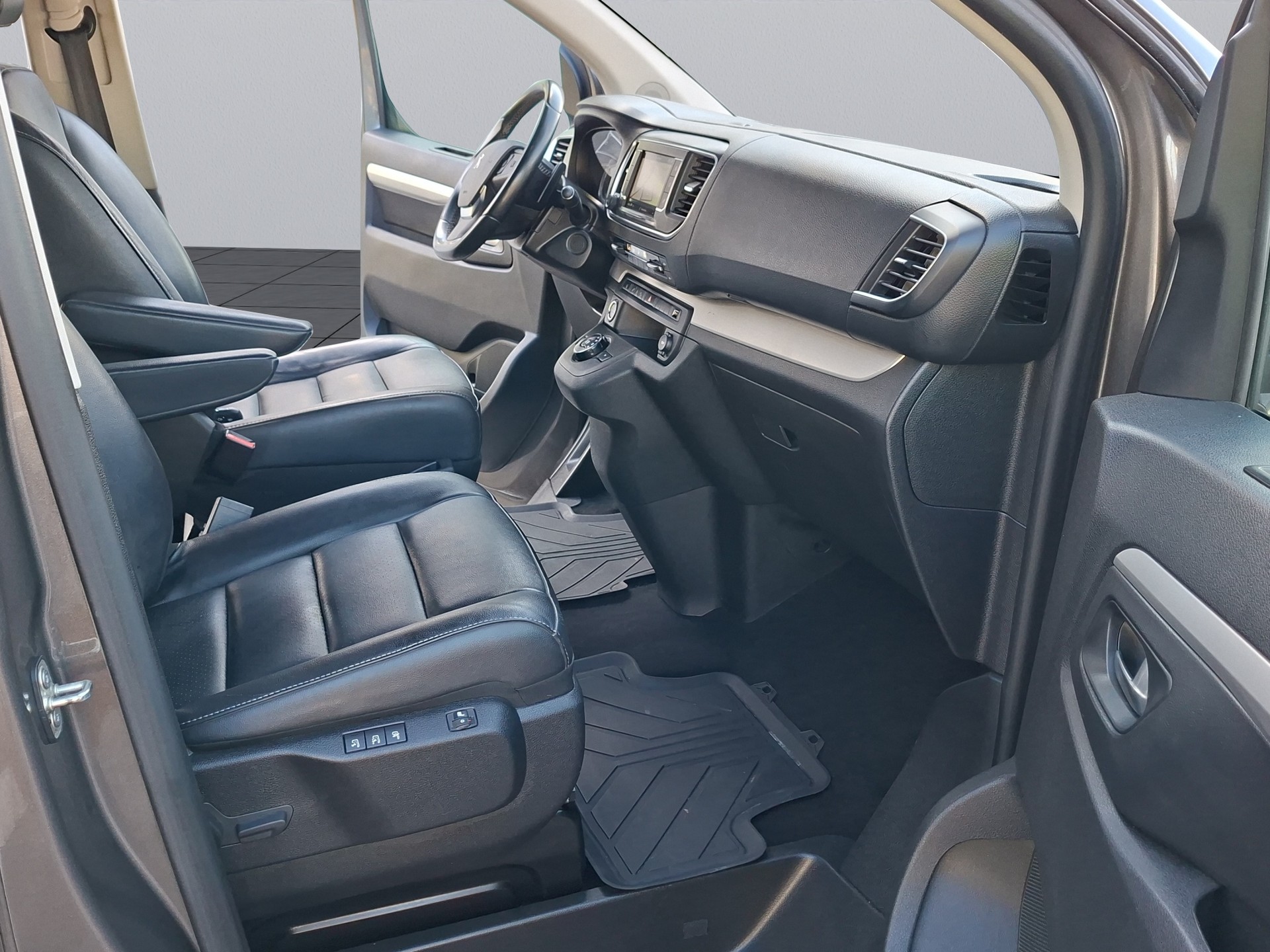 PEUGEOT Traveller 2.0 BlueHDi Business VIP Standard EAT-image-17