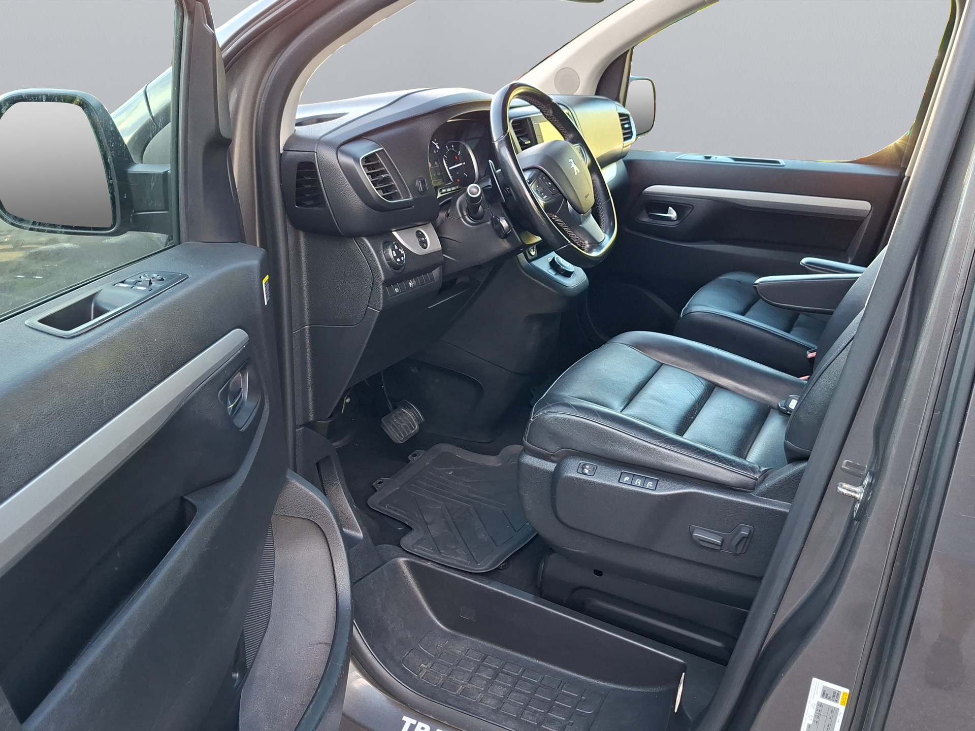 PEUGEOT Traveller 2.0 BlueHDi Business VIP Standard EAT-image-18