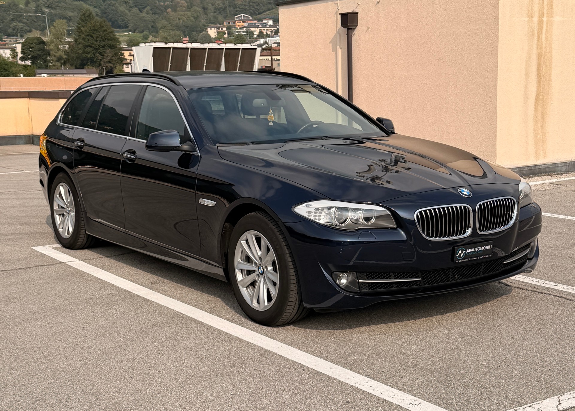 BMW 528i xDrive Touring Steptronic-image-0