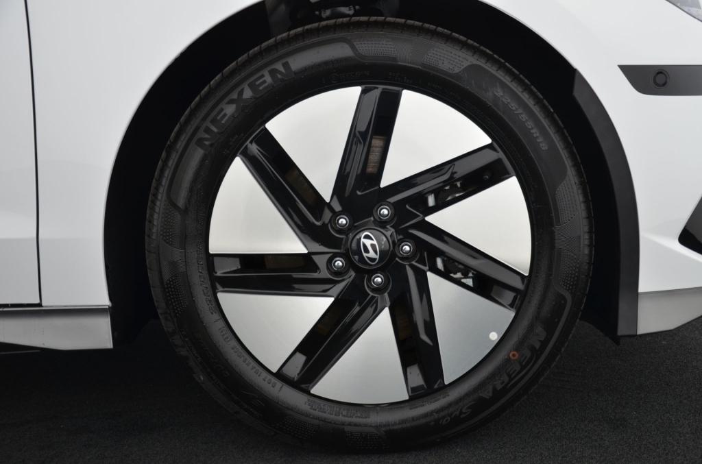 HYUNDAI Ioniq 6 77kWh Plus Line 4WD-image-9