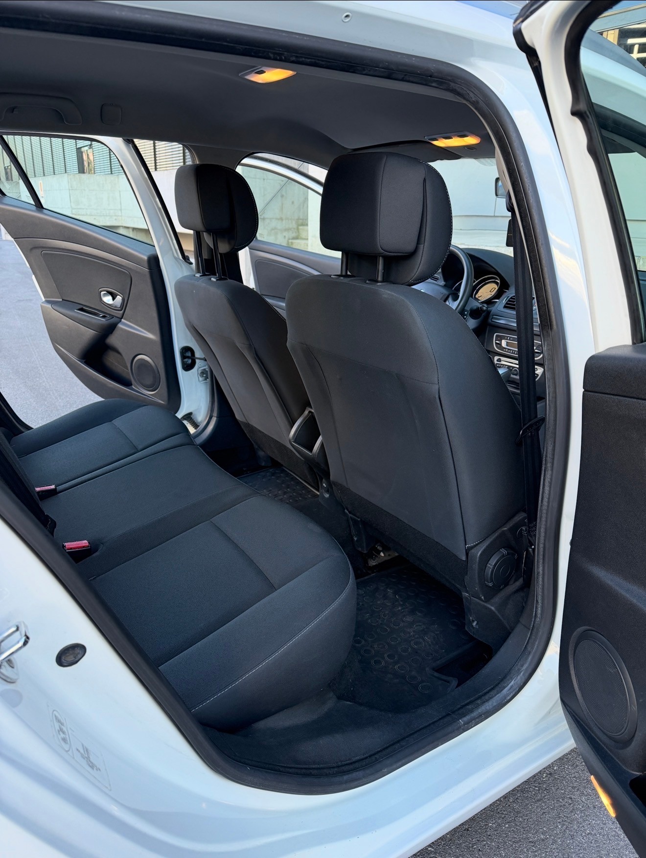 RENAULT Mégane Grandtour 1.5 dCi Expression EDC-image-13