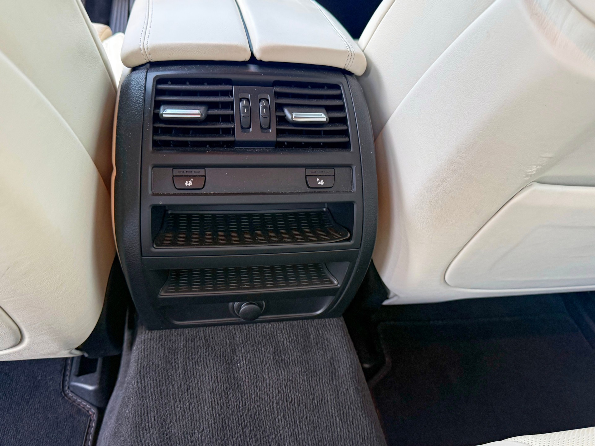BMW 550i xDrive-image-15