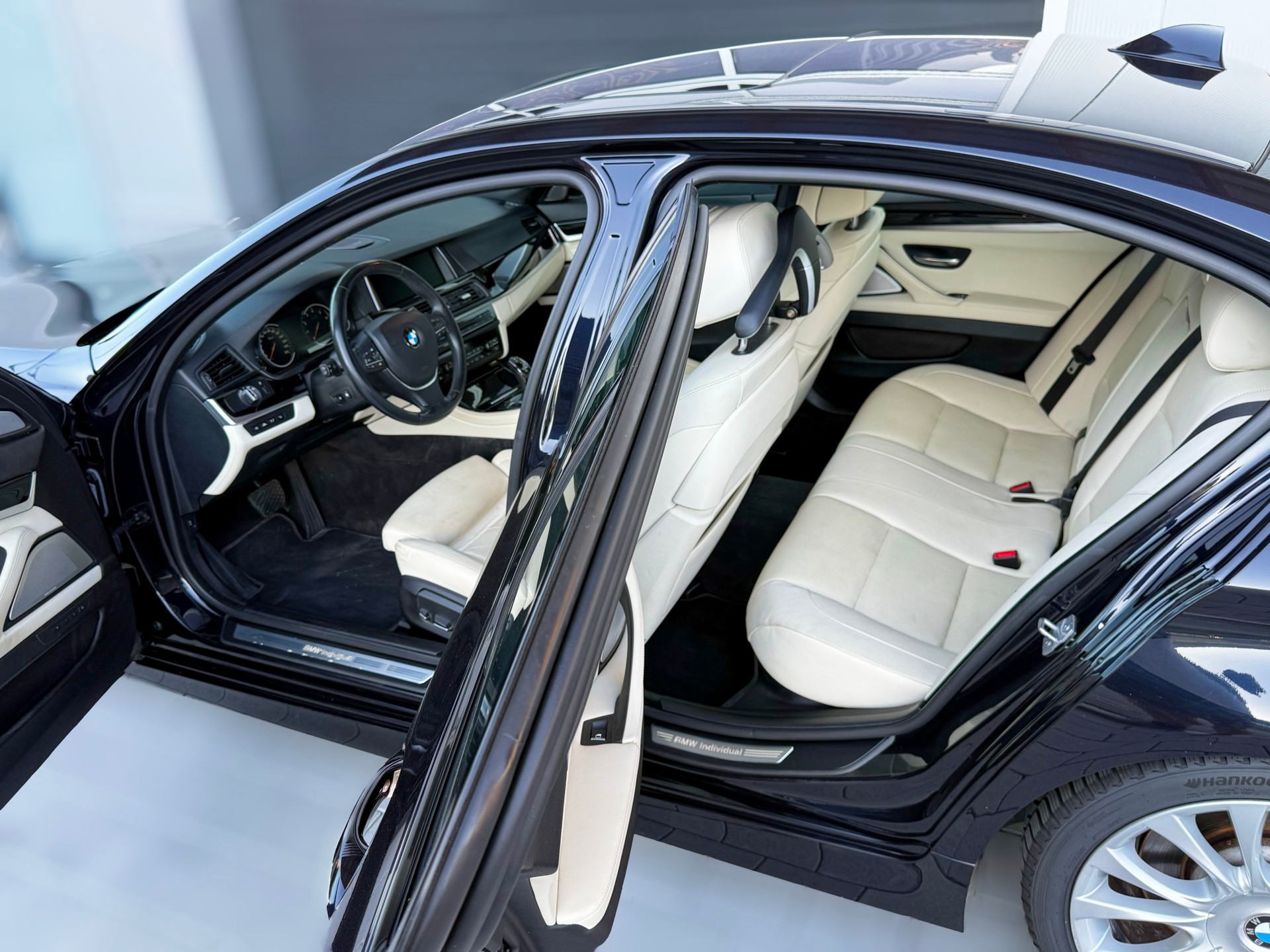 BMW 550i xDrive-image-11
