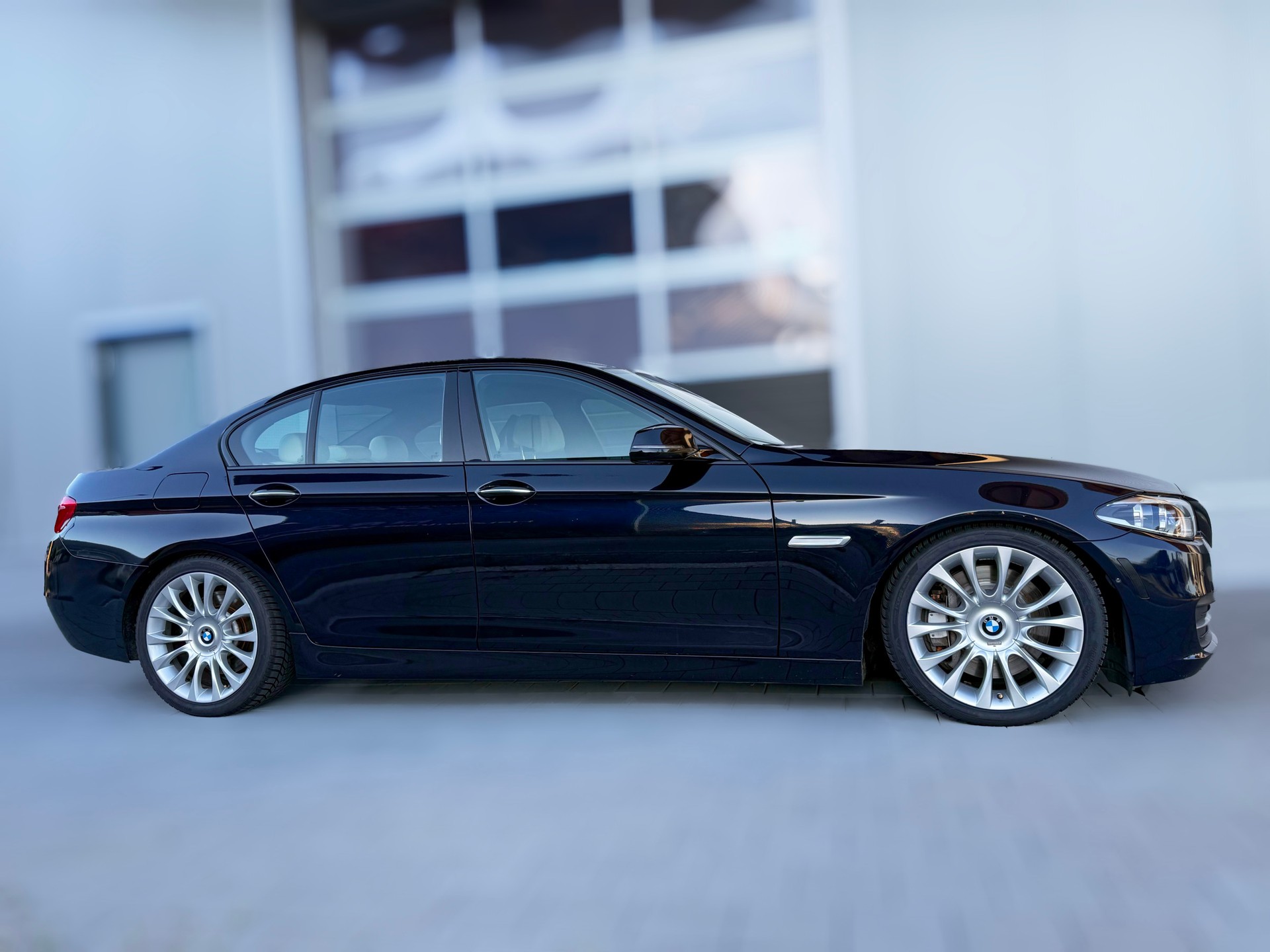 BMW 550i xDrive-image-3