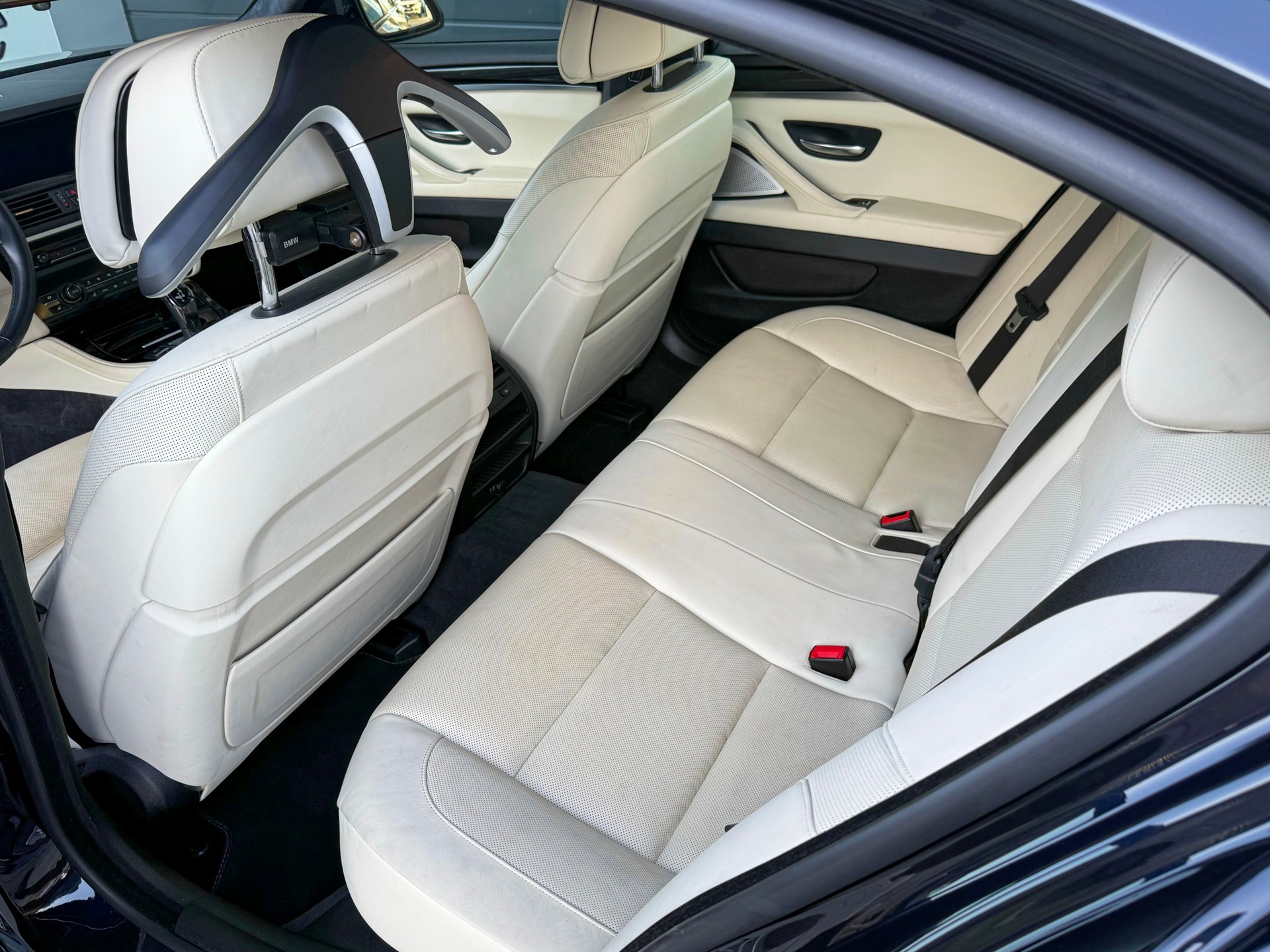 BMW 550i xDrive-image-14