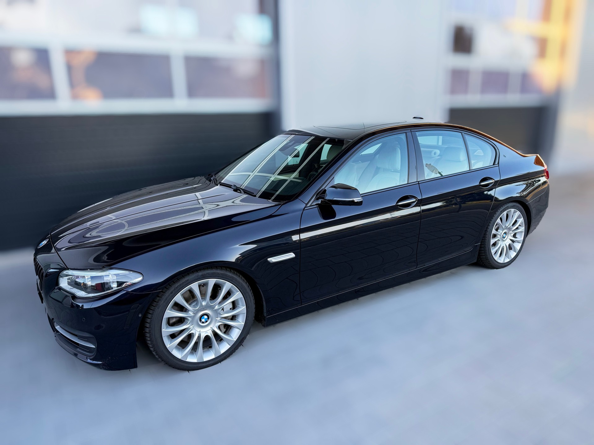 BMW 550i xDrive-image-2
