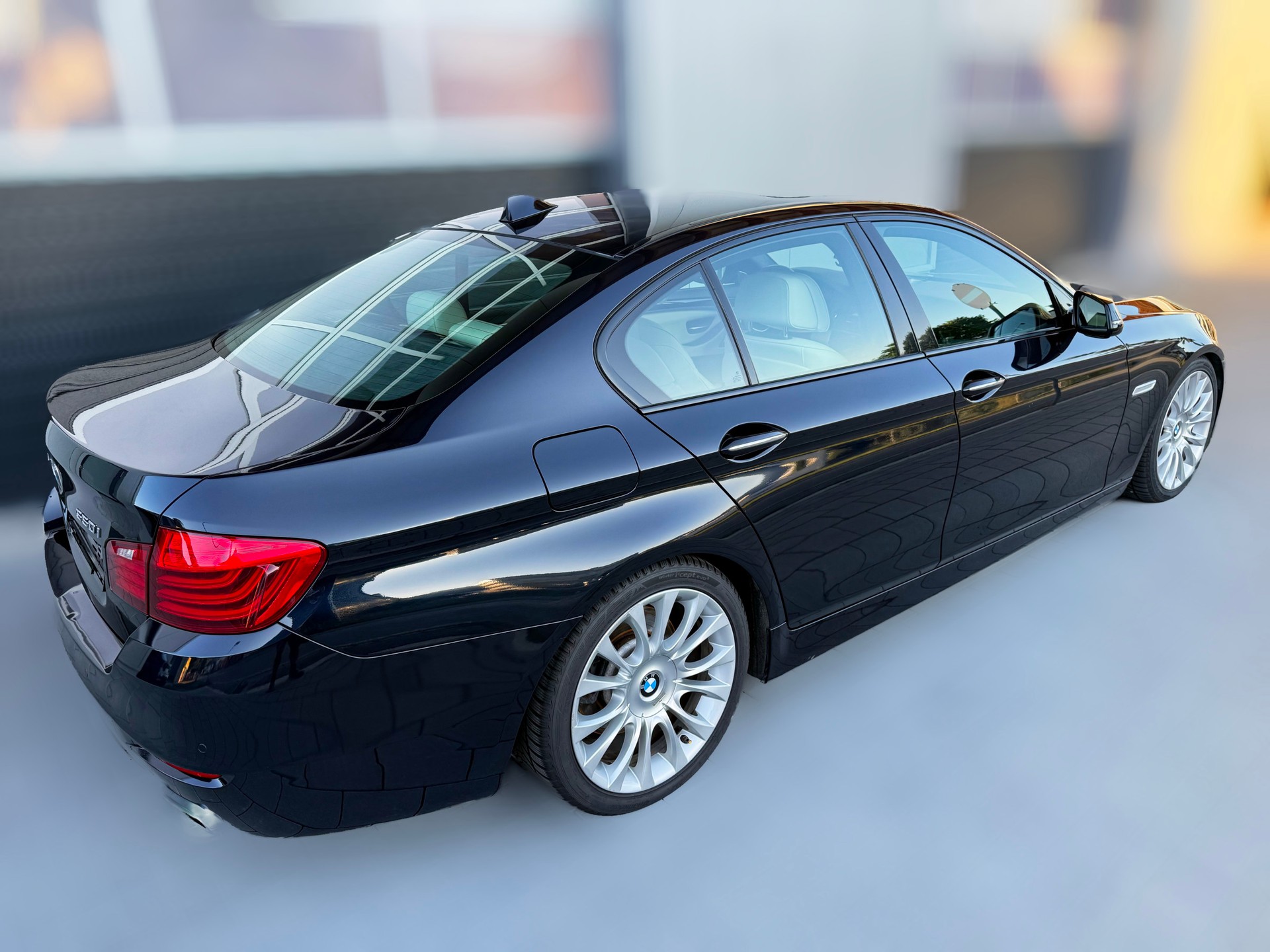BMW 550i xDrive-image-6