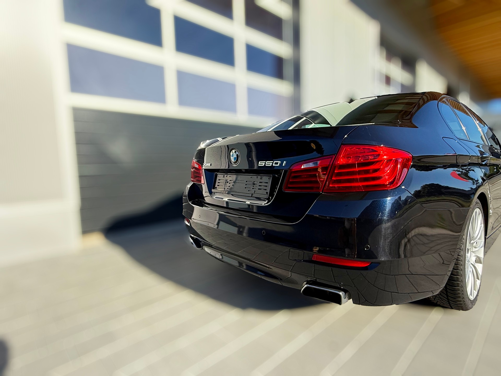BMW 550i xDrive-image-4