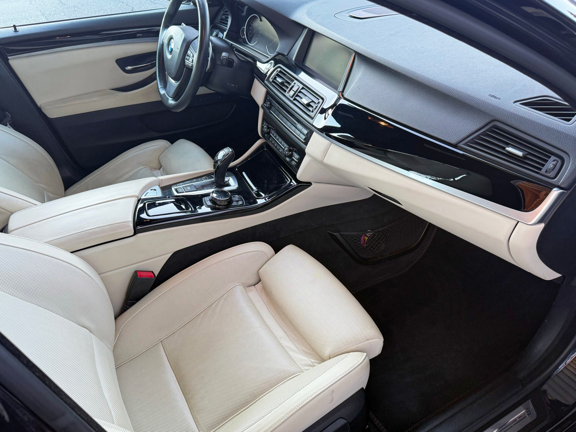BMW 550i xDrive-image-12