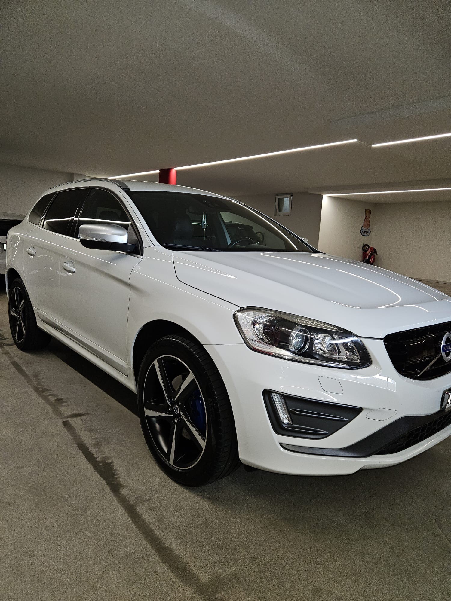 VOLVO 2.4 D5 Mom. R-Design AWD S/S-image-0