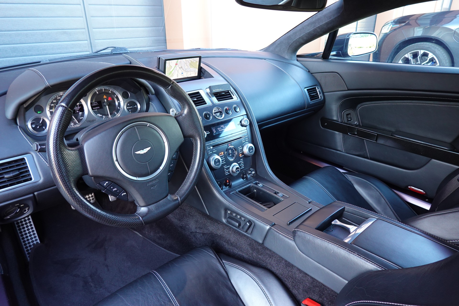 ASTON MARTIN V8 Vantage 4.7 Sportshift "* CH Véhicule * GPS * Sièges Electriques/Chauffants * Phares xénon * Tempomat *"-image-11