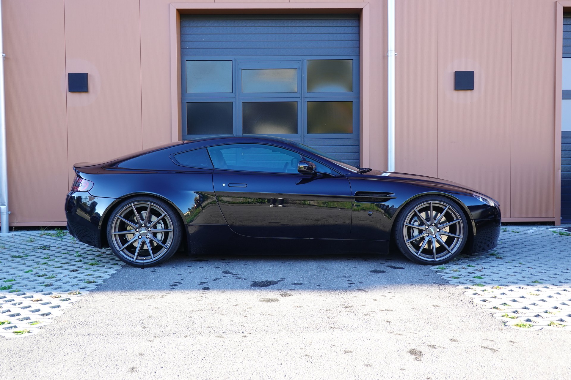 ASTON MARTIN V8 Vantage 4.7 Sportshift "* CH Véhicule * GPS * Sièges Electriques/Chauffants * Phares xénon * Tempomat *"-image-3