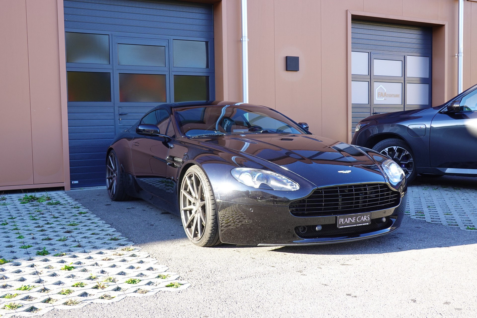 ASTON MARTIN V8 Vantage 4.7 Sportshift "* CH Véhicule * GPS * Sièges Electriques/Chauffants * Phares xénon * Tempomat *"-image-2