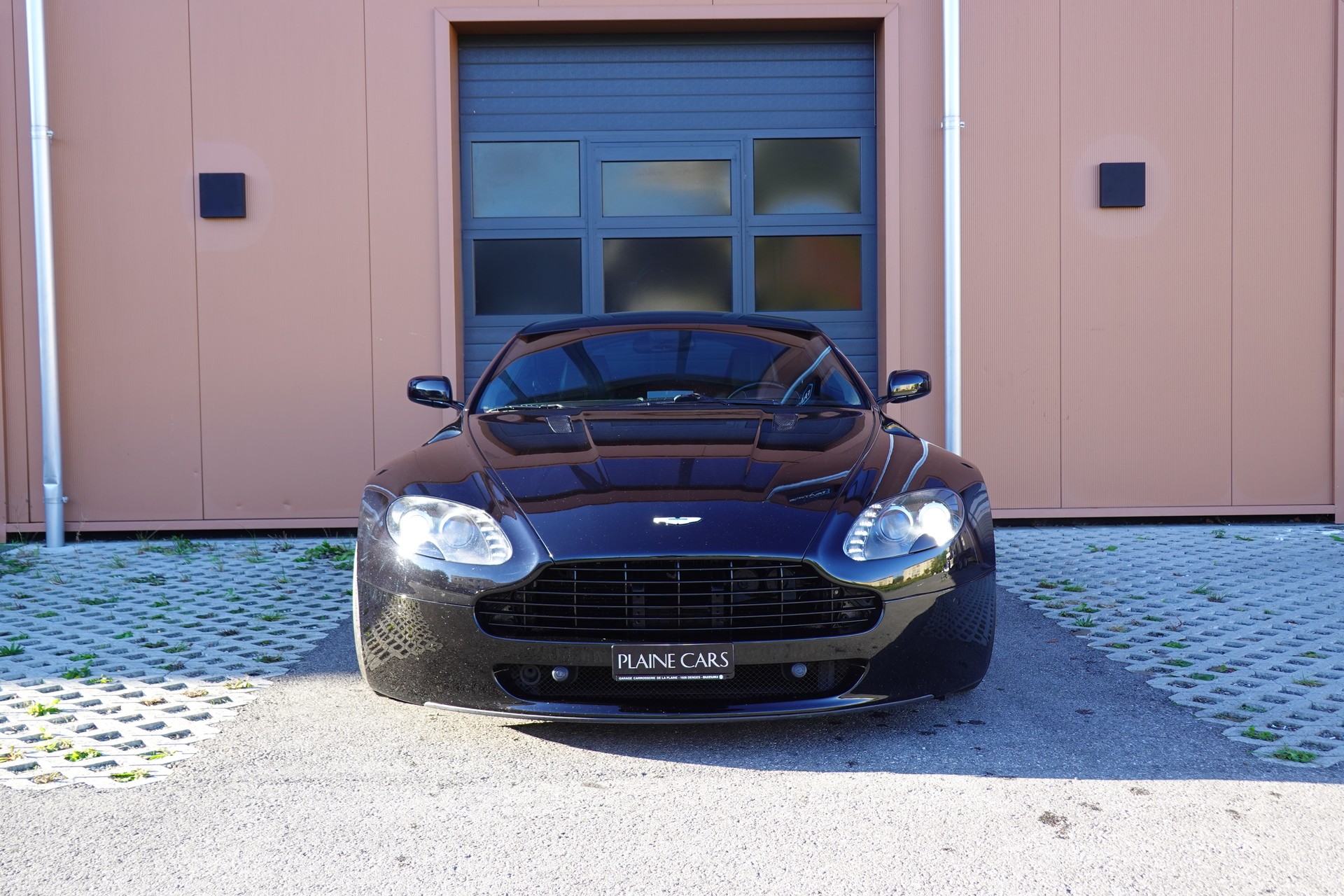 ASTON MARTIN V8 Vantage 4.7 Sportshift "* CH Véhicule * GPS * Sièges Electriques/Chauffants * Phares xénon * Tempomat *"-image-1
