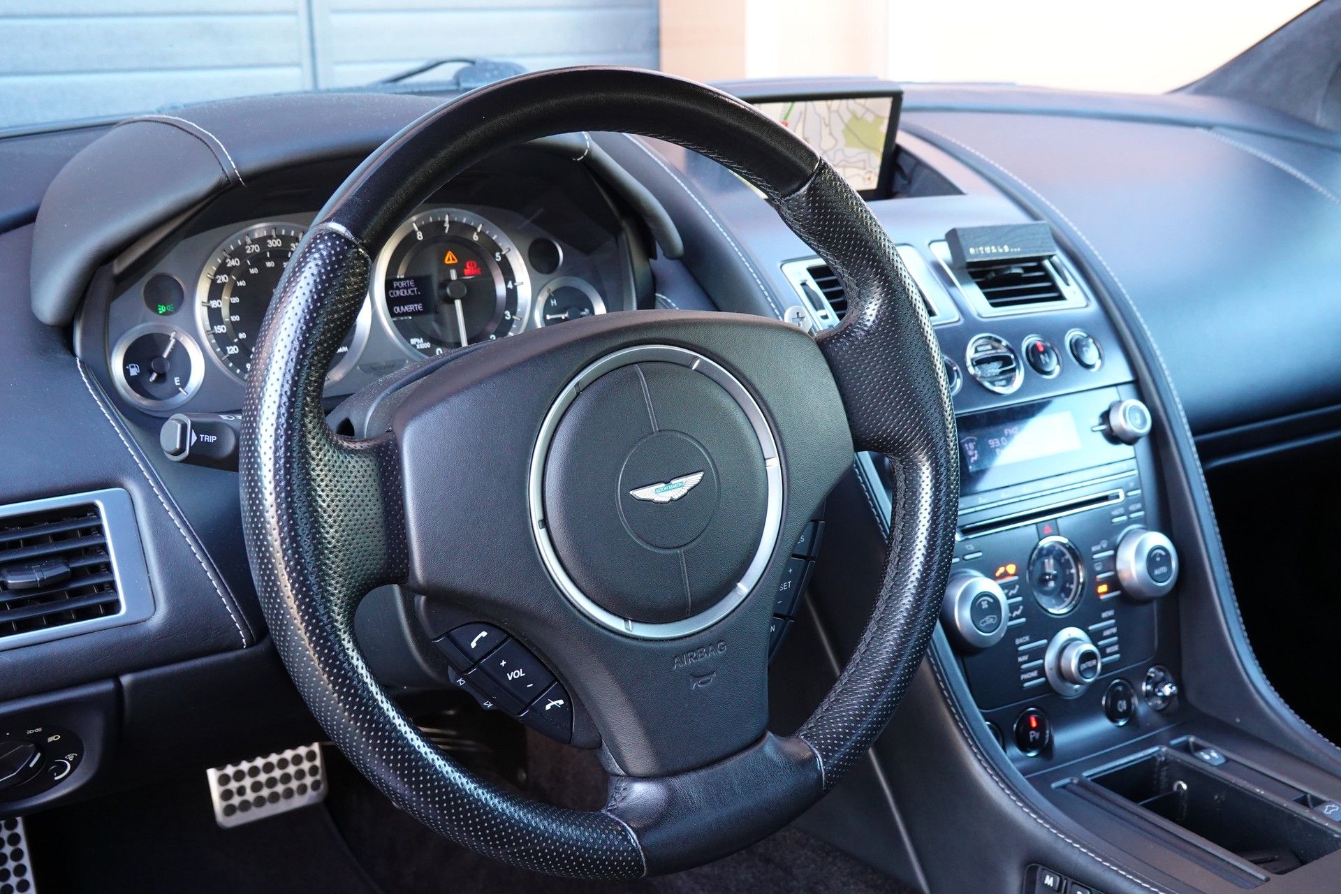 ASTON MARTIN V8 Vantage 4.7 Sportshift "* CH Véhicule * GPS * Sièges Electriques/Chauffants * Phares xénon * Tempomat *"-image-12