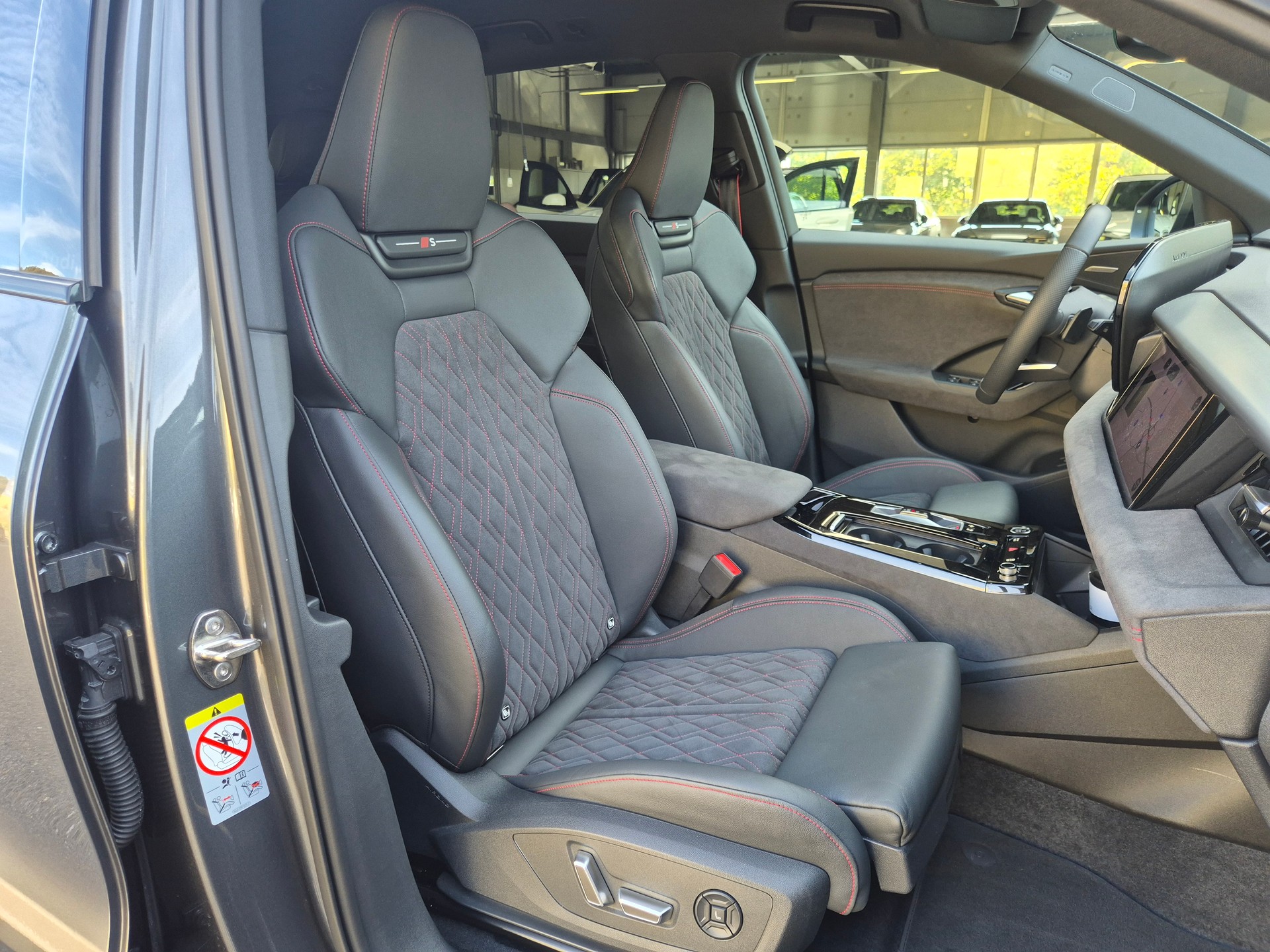 AUDI Q6 e-tron quattro-image-17
