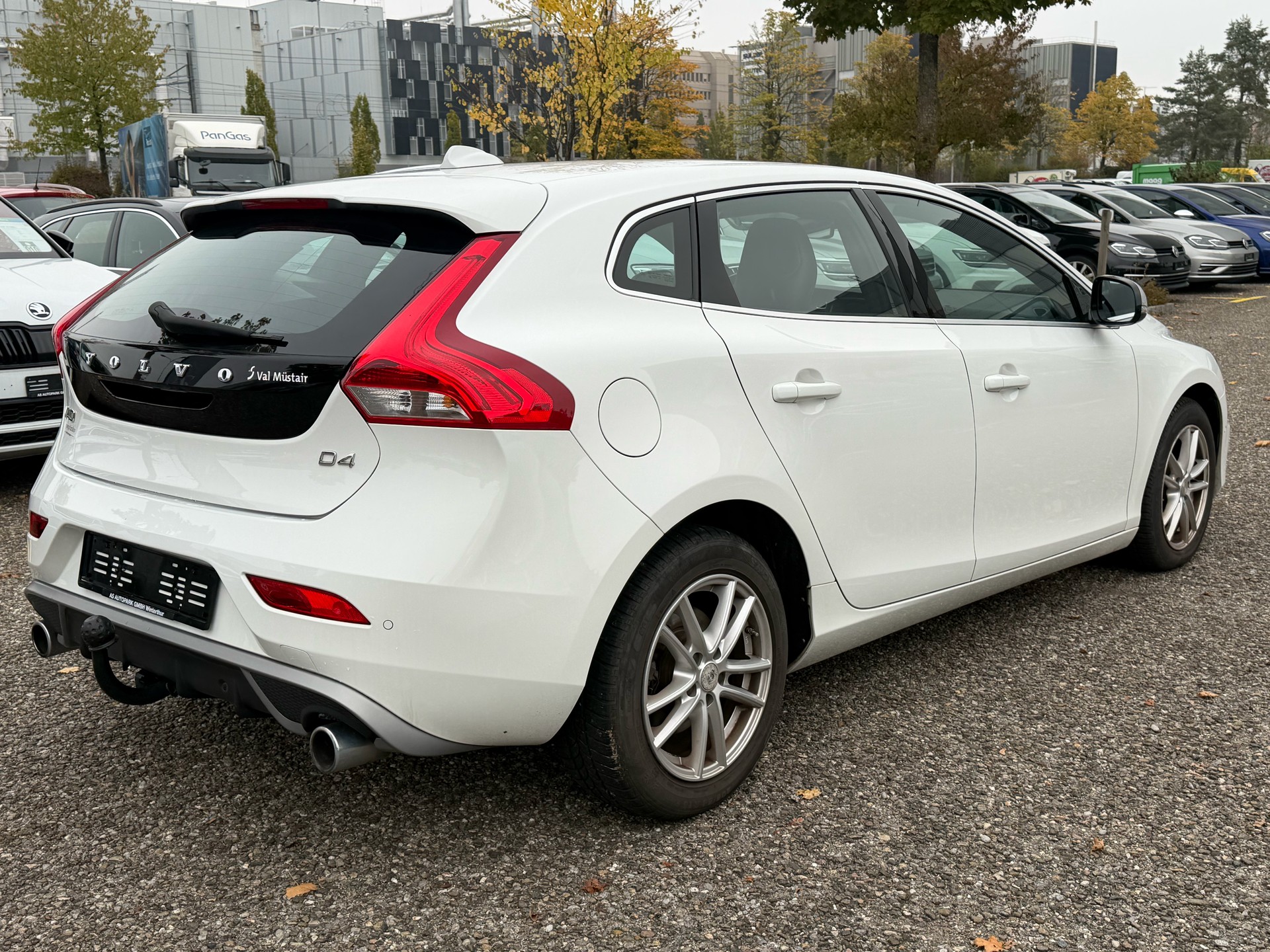 VOLVO V40 D4 Momentum R-Design-image-4