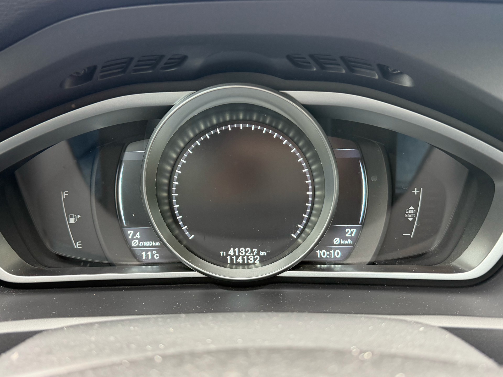 VOLVO V40 D4 Momentum R-Design-image-15