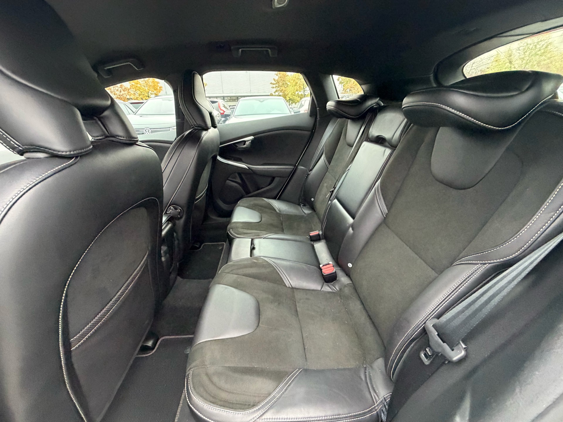 VOLVO V40 D4 Momentum R-Design-image-9