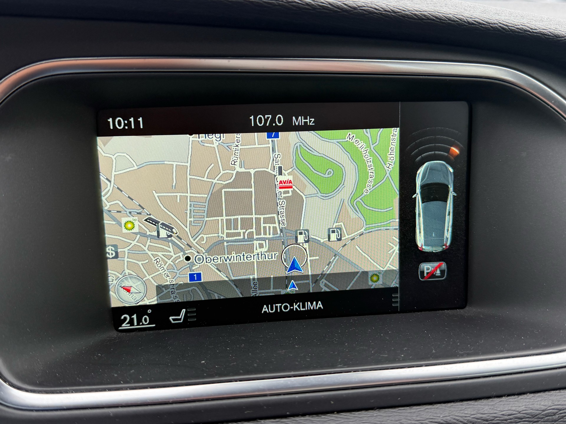 VOLVO V40 D4 Momentum R-Design-image-17