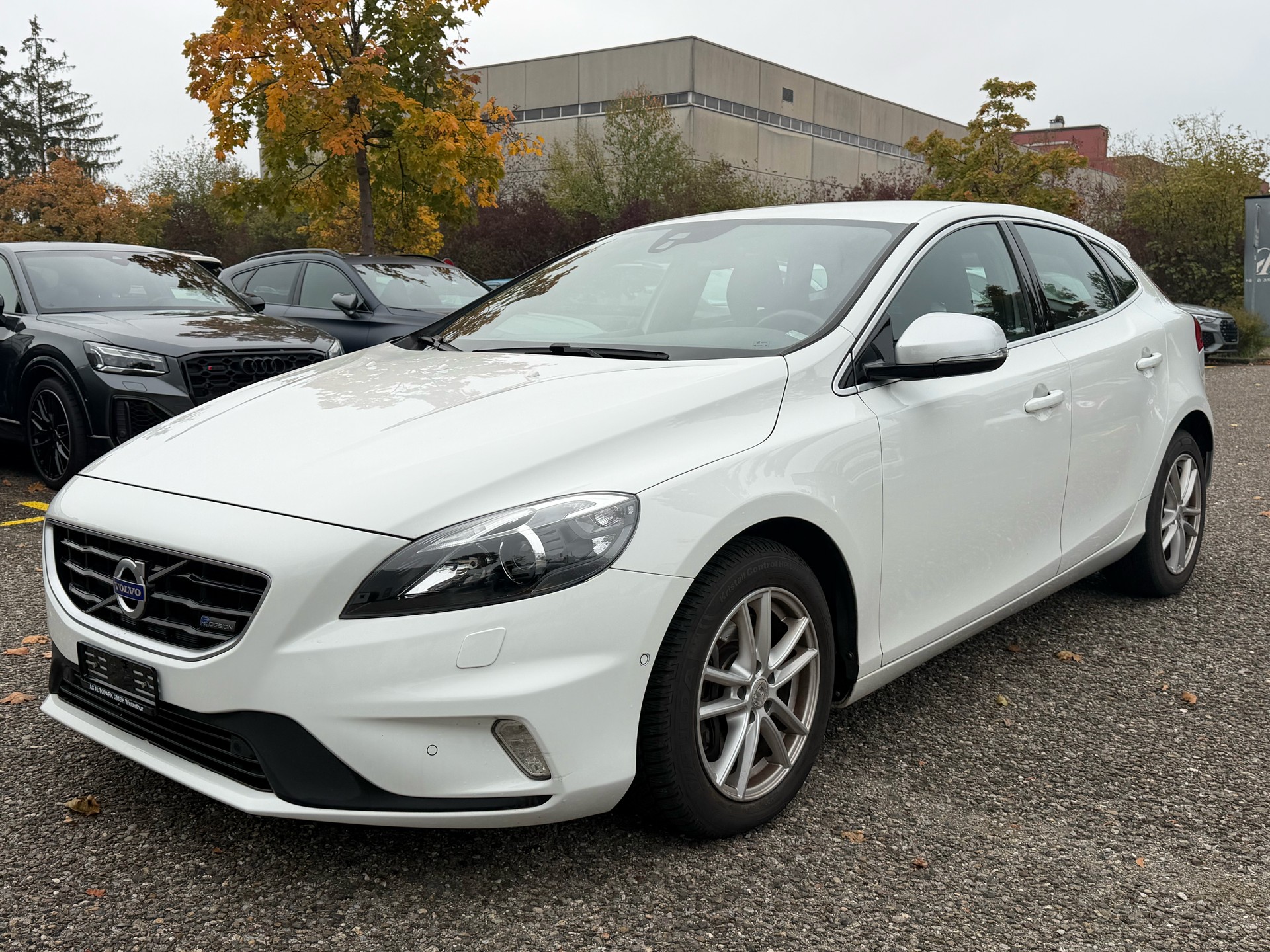 VOLVO V40 D4 Momentum R-Design-image-0