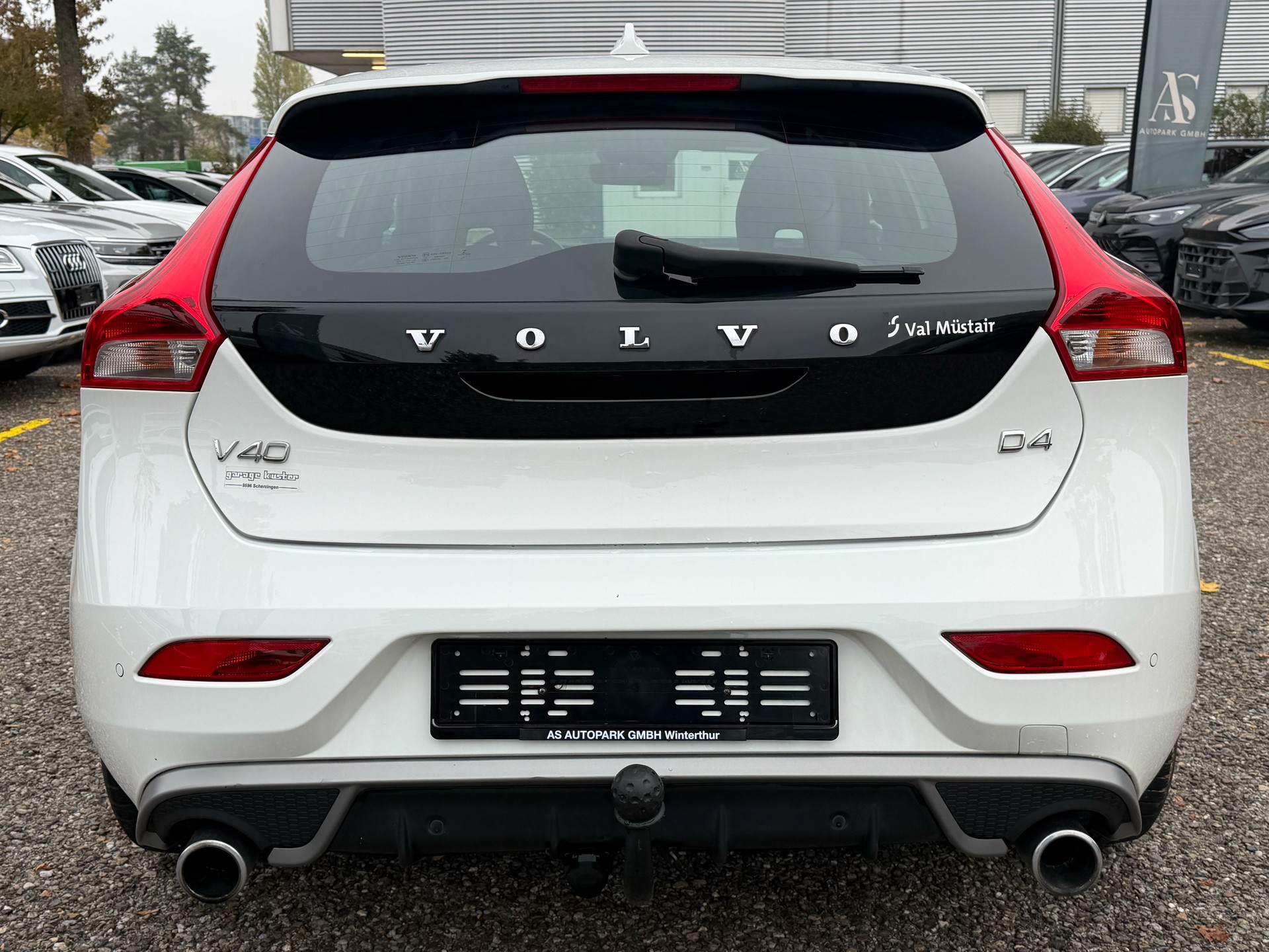 VOLVO V40 D4 Momentum R-Design-image-5