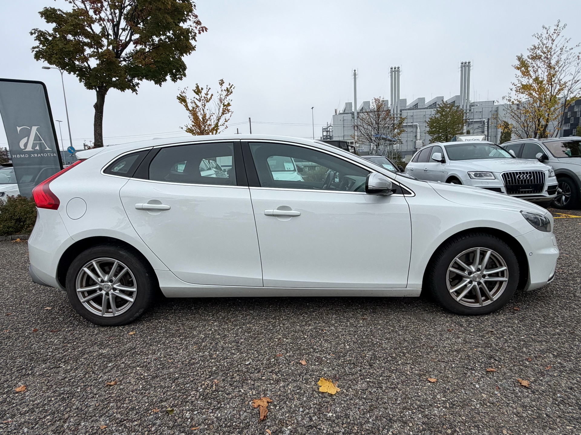 VOLVO V40 D4 Momentum R-Design-image-3
