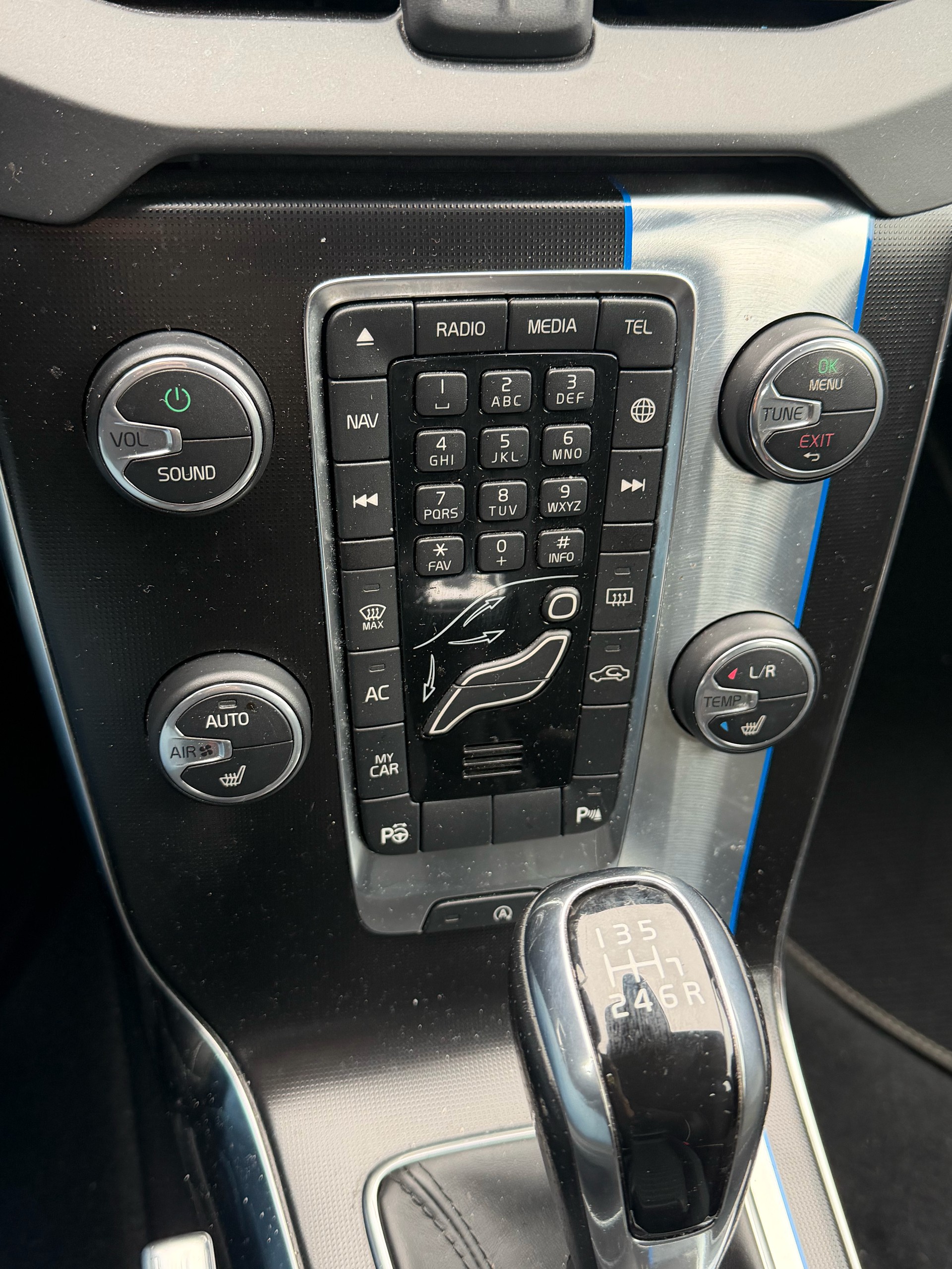 VOLVO V40 D4 Momentum R-Design-image-16