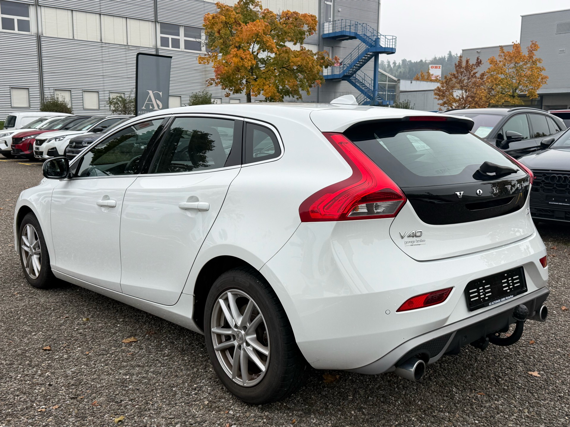 VOLVO V40 D4 Momentum R-Design-image-6