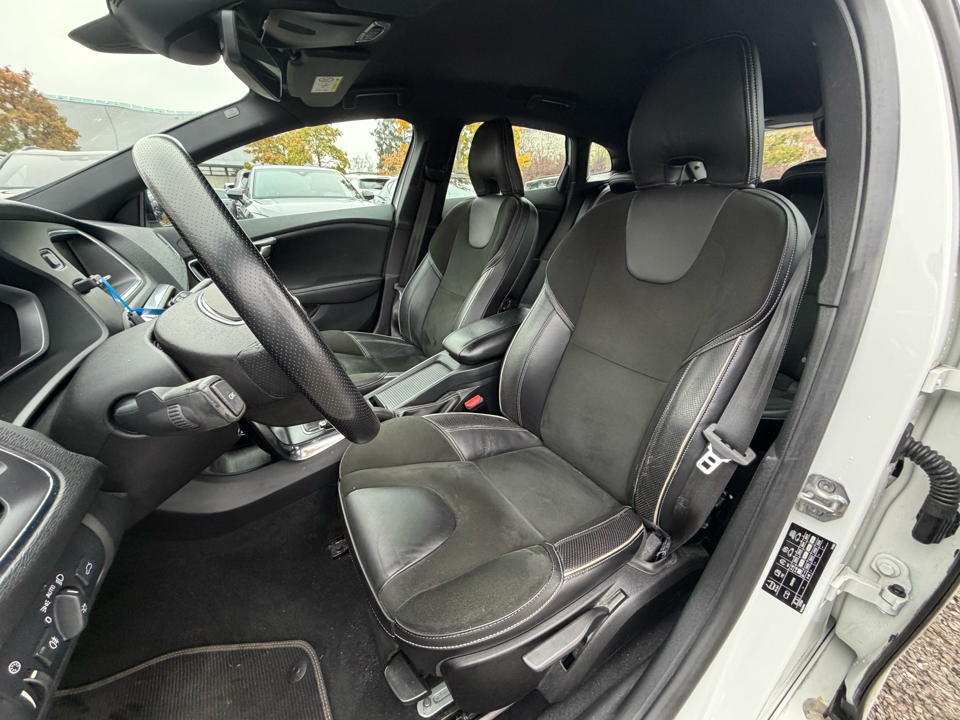 VOLVO V40 D4 Momentum R-Design-image-8