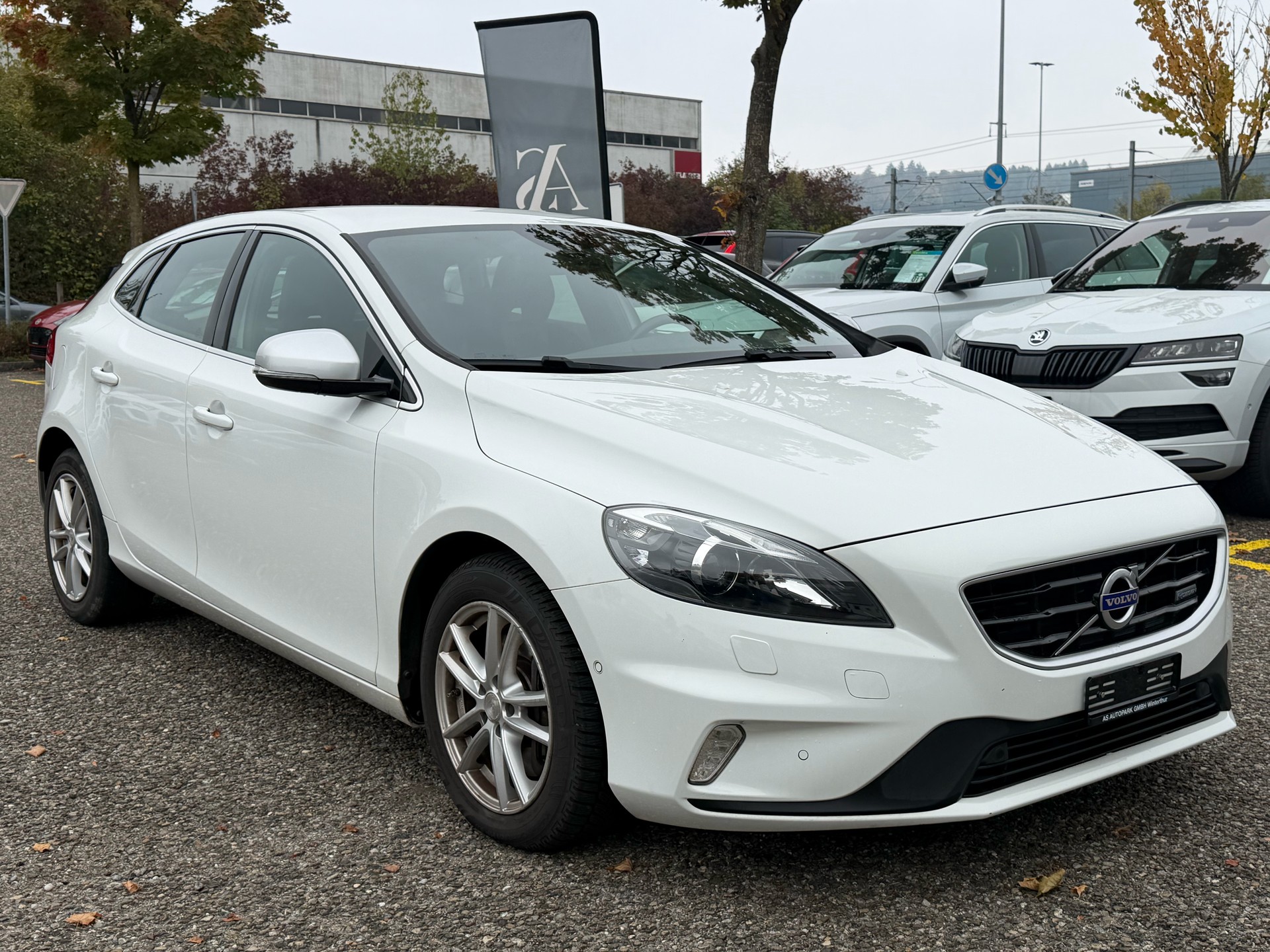 VOLVO V40 D4 Momentum R-Design-image-2