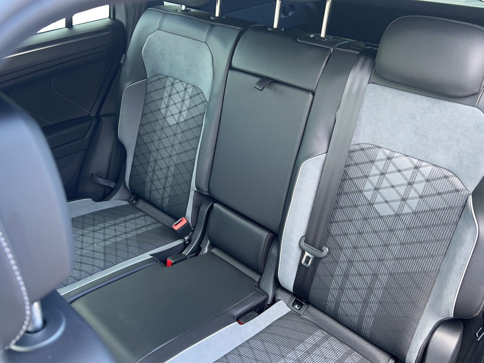VW Tiguan Allspace 2.0TSI R-Line 4Motion DSG-image-12