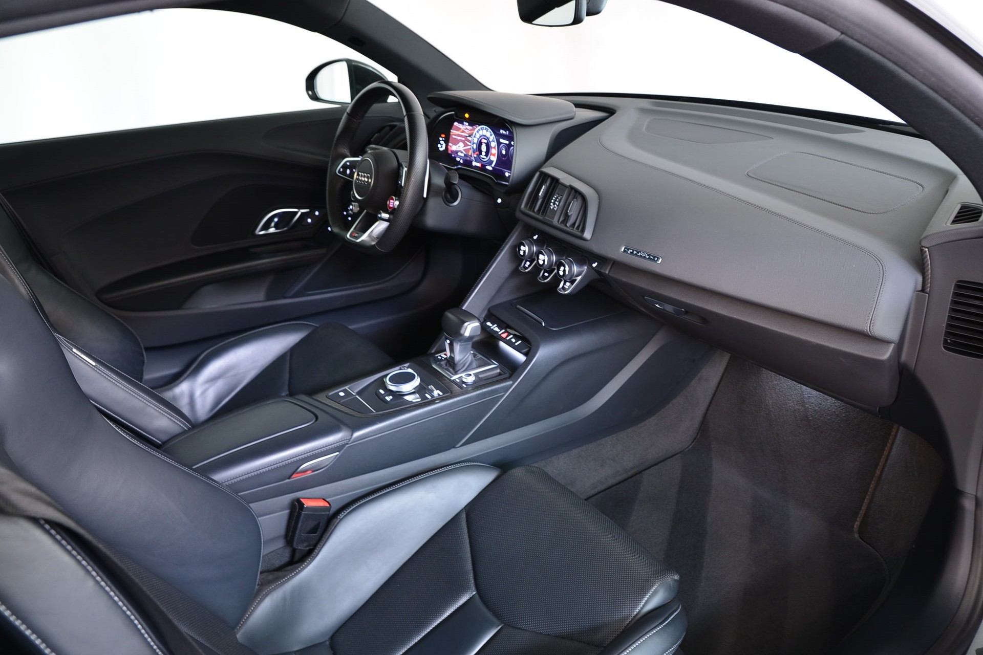 AUDI R8 Coupé 5.2 plus S-Tronic-image-10