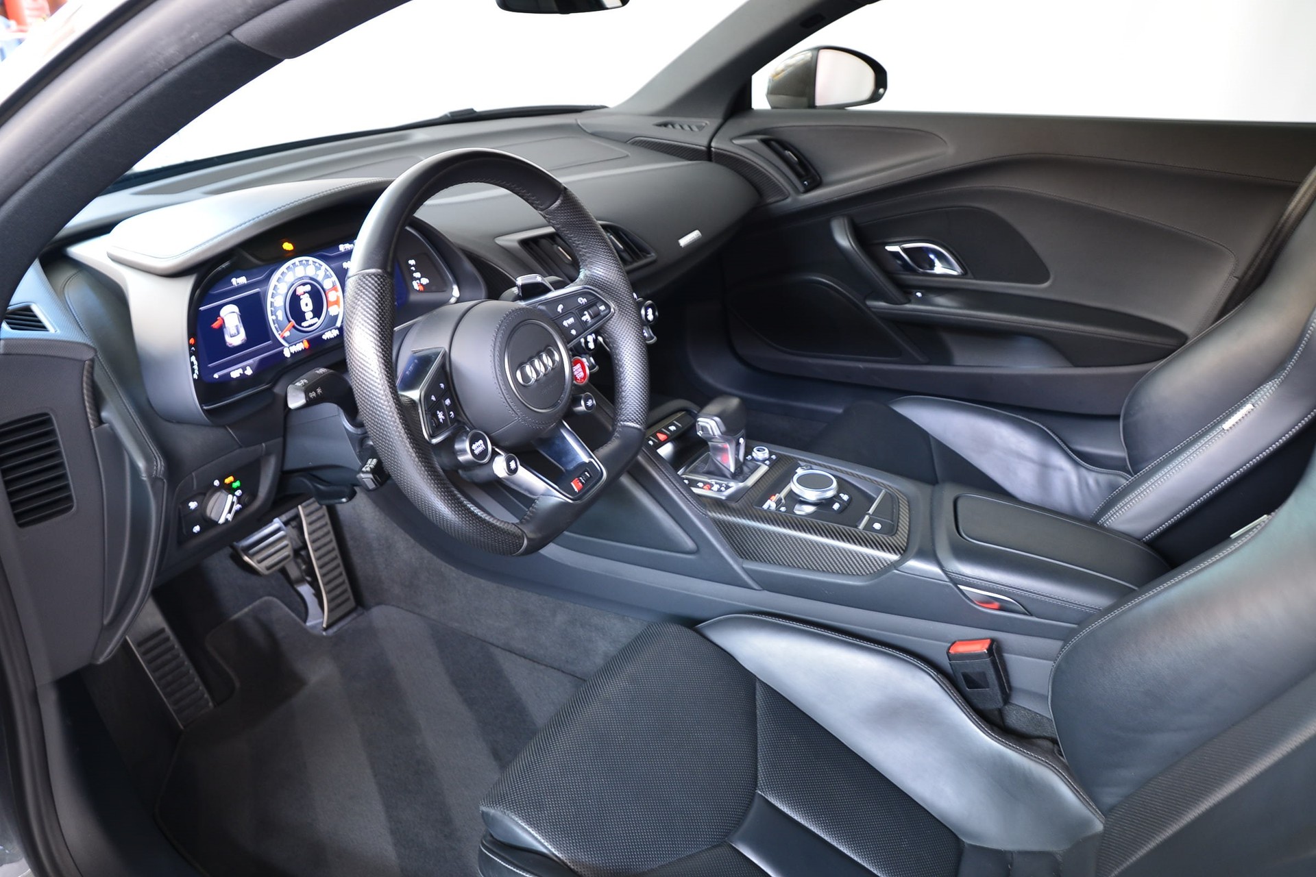 AUDI R8 Coupé 5.2 plus S-Tronic-image-9
