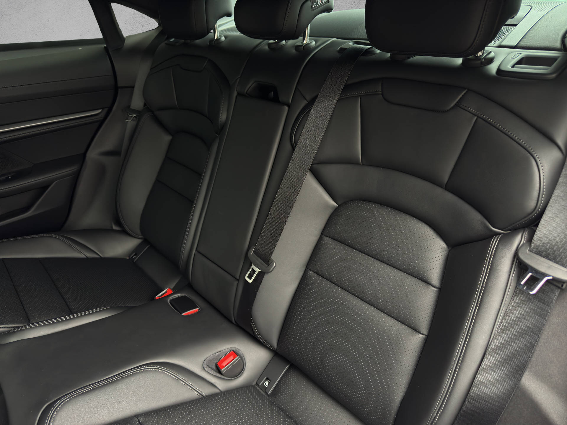 PORSCHE Taycan 4S mit Performance Batterie Plus-image-13