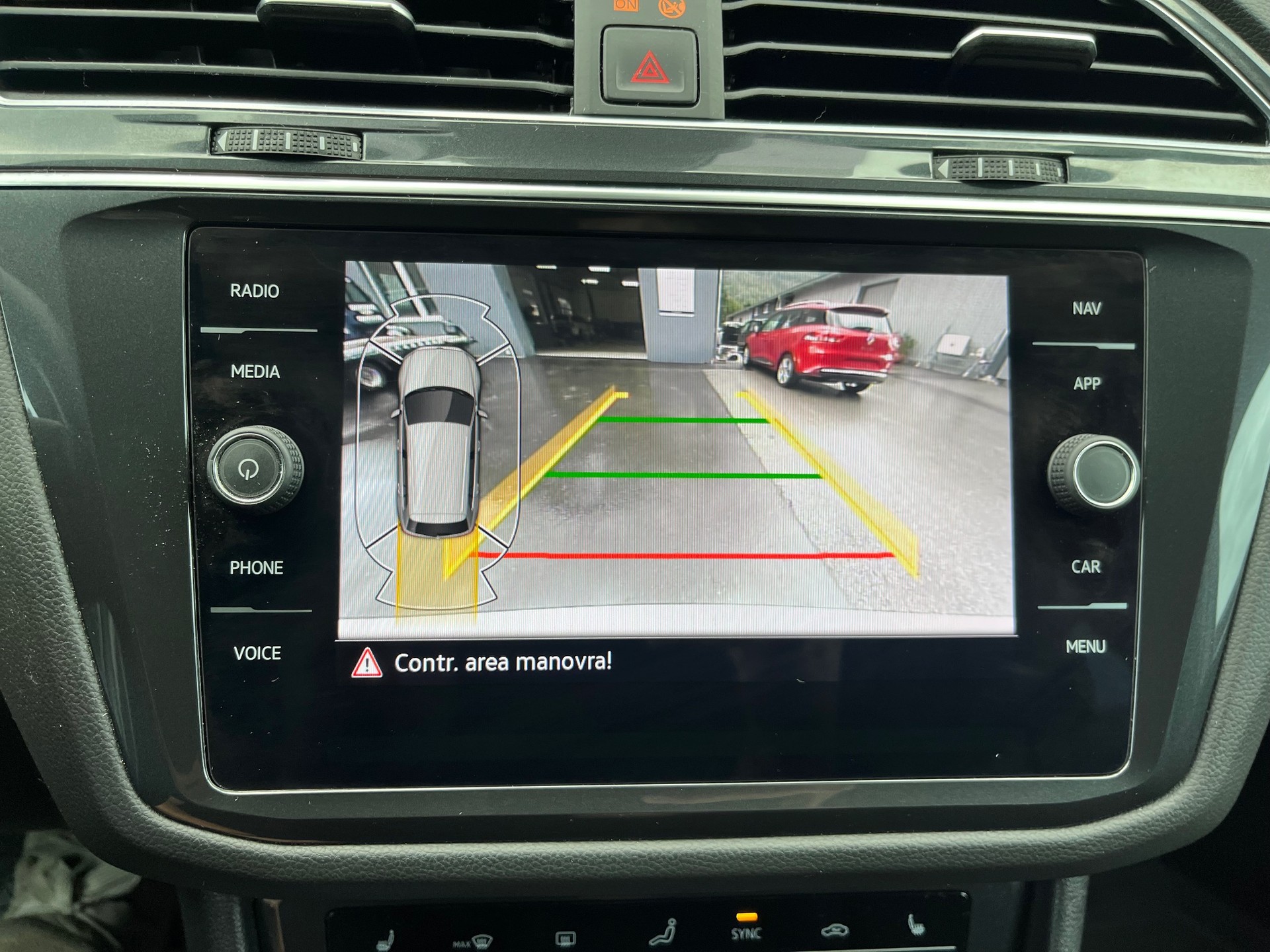 VW Tiguan 2.0 TDI SCR Elegance 4Motion DSG-image-10