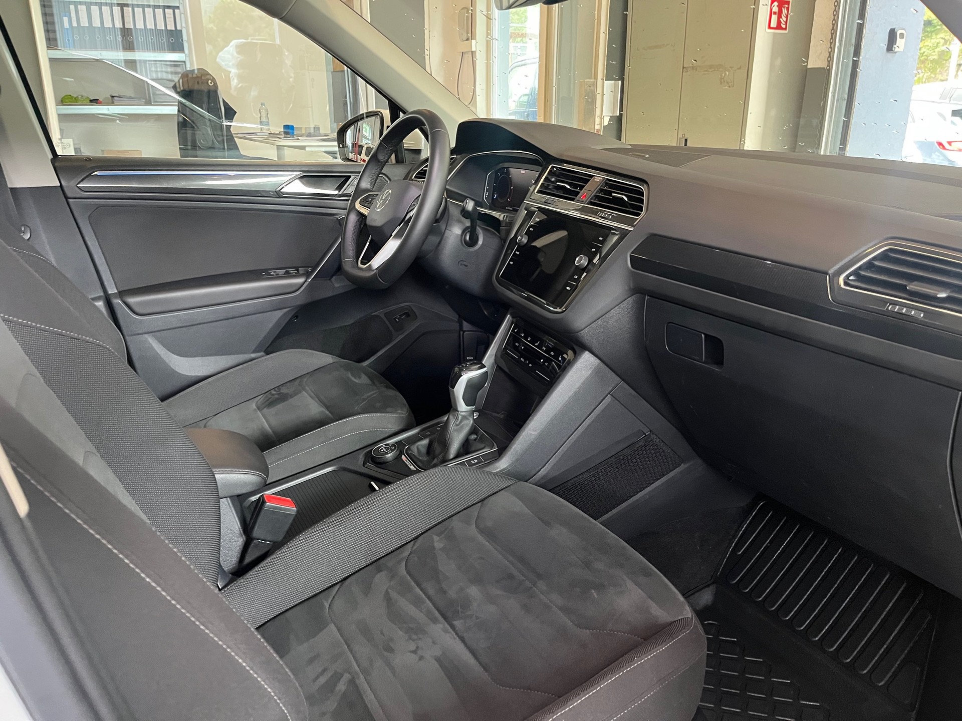 VW Tiguan 2.0 TDI SCR Elegance 4Motion DSG-image-8