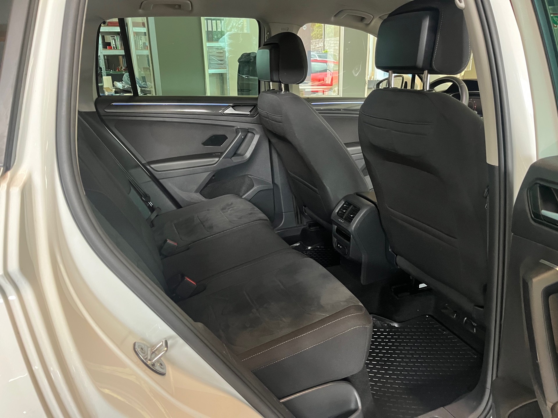 VW Tiguan 2.0 TDI SCR Elegance 4Motion DSG-image-9