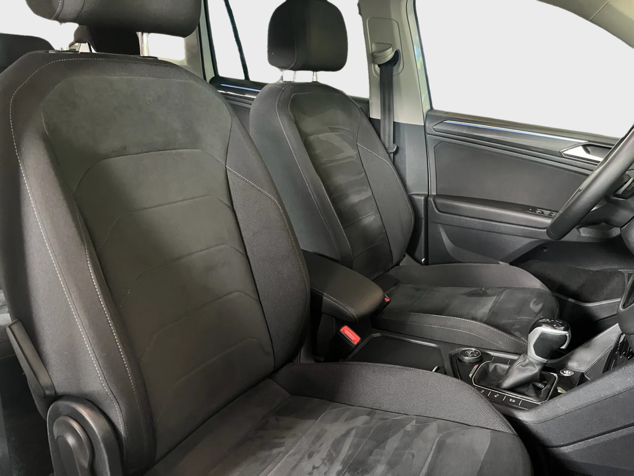 VW Tiguan 2.0 TDI SCR Elegance 4Motion DSG-image-7