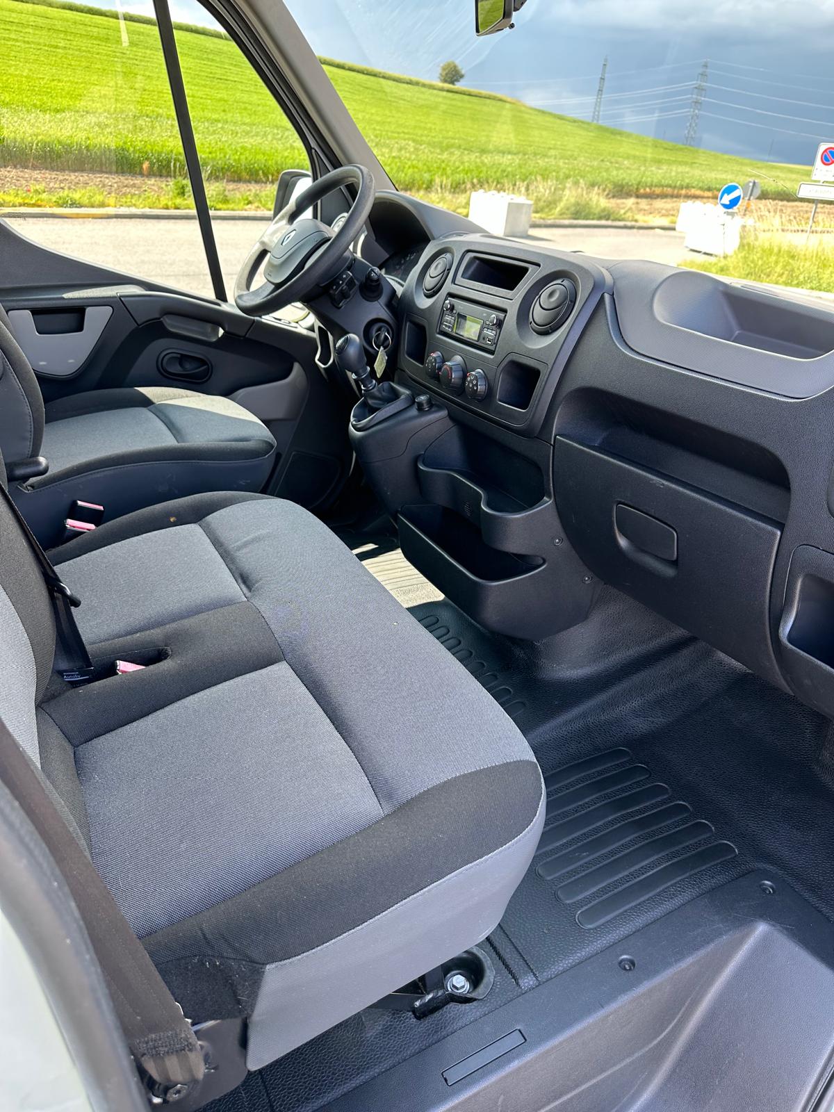 RENAULT Master T35 2.3dCi L2H2-image-1