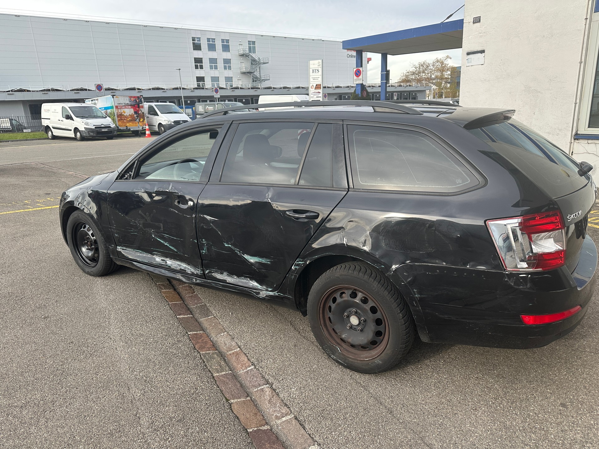 SKODA Octavia Combi 1.4 TSI Ambition-image-4