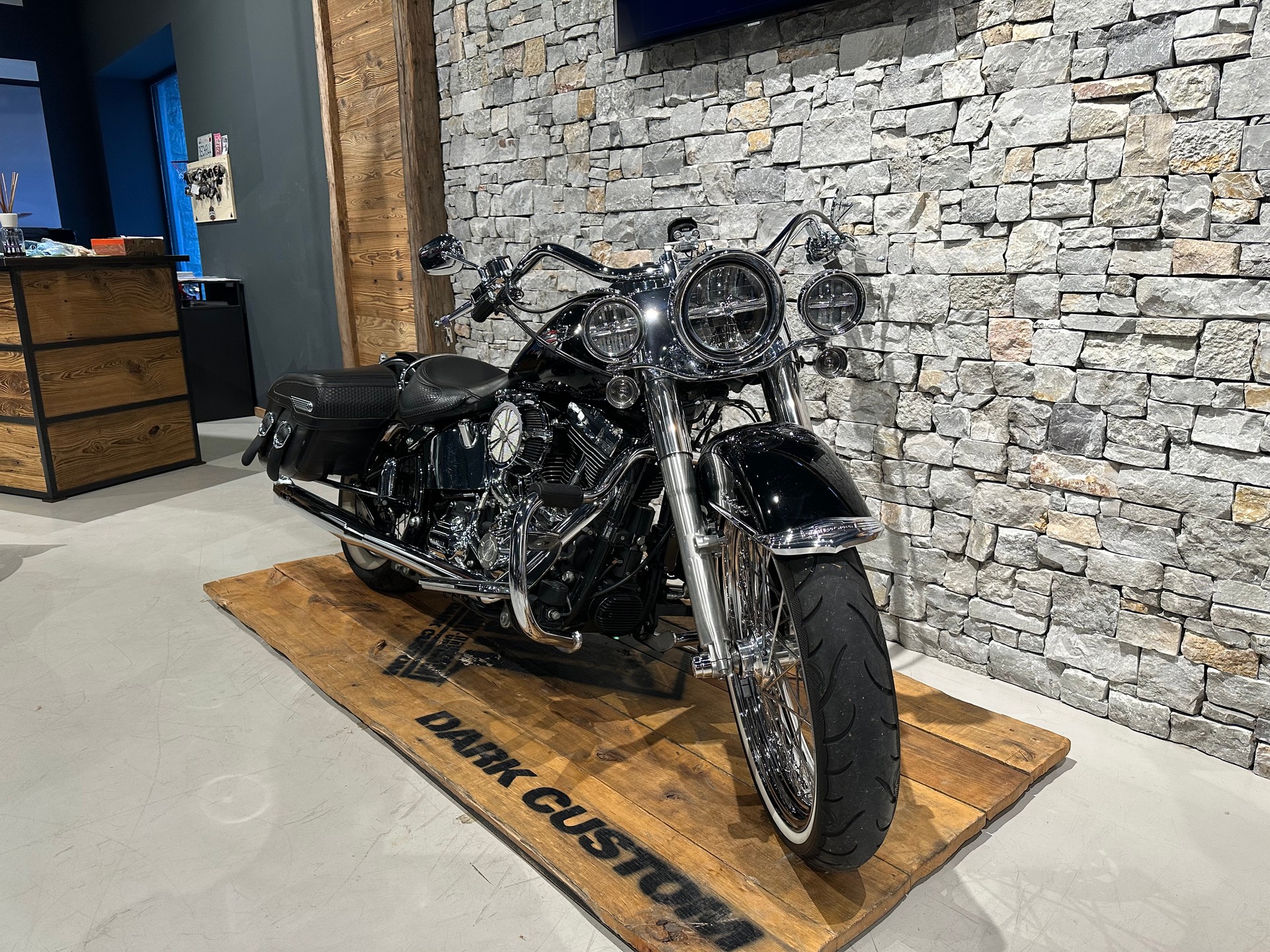 HARLEY-DAVIDSON FLSTN Softail Deluxe ABS-showroom-element-1